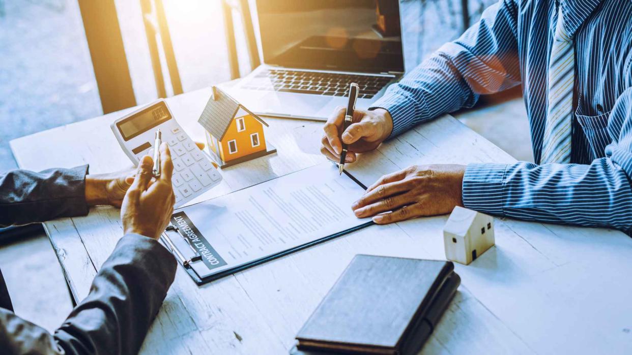 Navigating the Real Estate Market: Tips and Insights from Industry Experts helps buyers and sellers make informed property decisions.

